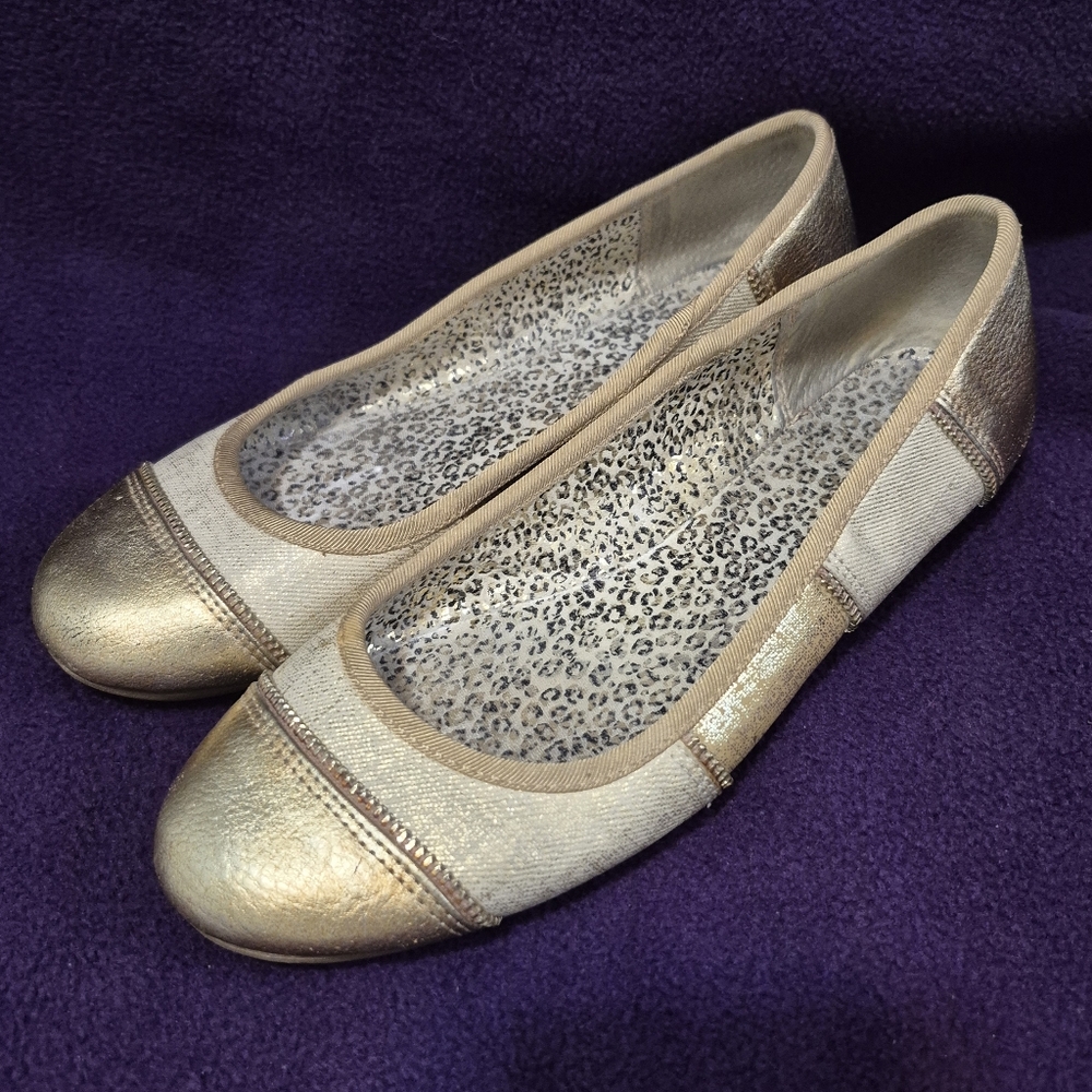 17-KK STYLE & CO METALLIC GOLD & CREAM BEIGE FLATS women's Fits 7.5 slip-ons
